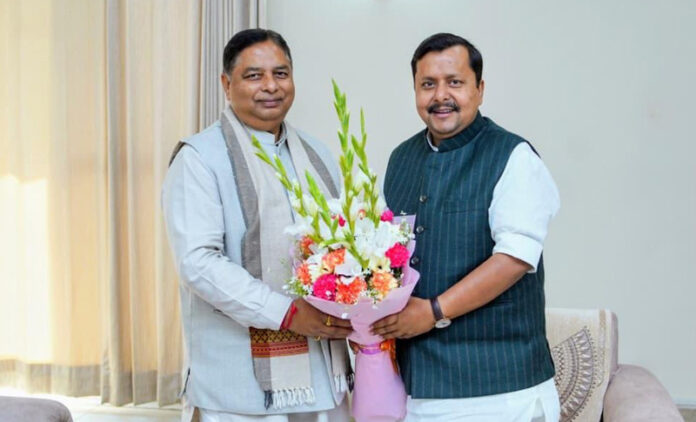 BJP JKUT, President and MP Rajya Sabha, Sat Sharma presenting a bouquet to party National President, Nitin Nabin at New Delhi on Thursday.