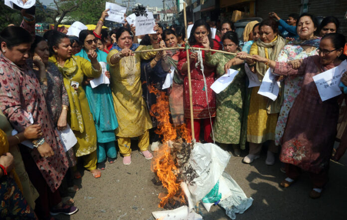 BJP Mahila Morcha activists torching effigy of Leader of Opposition in Lok Sabha Rahul Gandhi during a protest outside Press Club, Jammu on Monday. —Excelsior/Rakesh BJP Mahila Morcha activists torching effigy of Leader of Opposition in Lok Sabha Rahul Gandhi during a protest outside Press Club, Jammu on Monday. —Excelsior/Rakesh