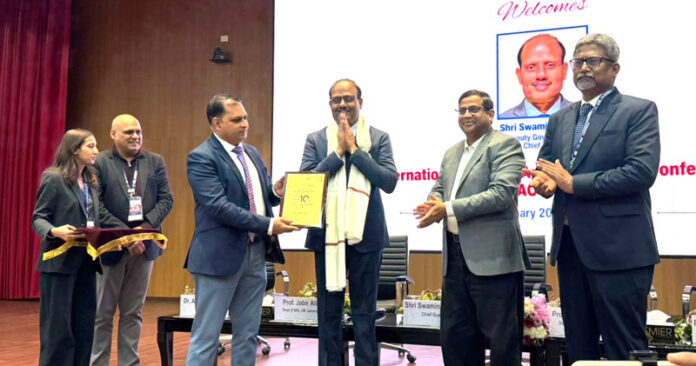Dignitaries presenting a souvenir to greet RBI Deputy Governor Swaminathan J at IIM Jammu on Friday.