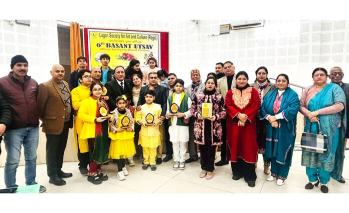 Guests and artists during the ‘Bhajan Sandhya’. Guests and artists during the ‘Bhajan Sandhya’.