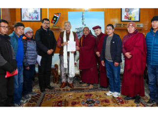 LG Kavinder Gupta interacting with a delegation in Leh.