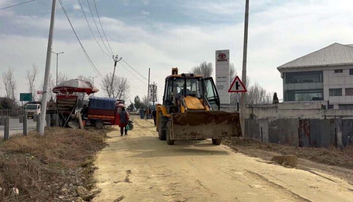 Work begins on approach road to Parimpora-Shalteng flyover on Srinagar-Baramulla section of National Highway (NG-44). Excelsior/Mohd Saqib