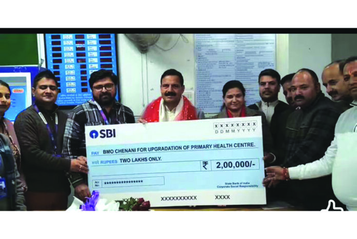 Officers of SBI presenting a cheque of Rs. 2 lakh to BMO Chenani. Officers of SBI presenting a cheque of Rs. 2 lakh to BMO Chenani.