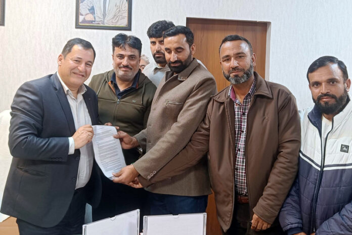 Gujjar-Bakarwal employees submitting a memorandum to the Minister, Javeed Ahmad Dar.