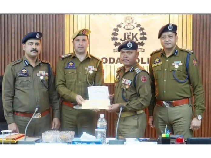 SHO Doda, Parvaiz Ahmed Khanday receiving Certificate of Appreciation from Bhim Sen Tuti, IGP Jammu Zone. — Excelsior/Tilak Raj SHO Doda, Parvaiz Ahmed Khanday receiving Certificate of Appreciation from Bhim Sen Tuti, IGP Jammu Zone. — Excelsior/Tilak Raj