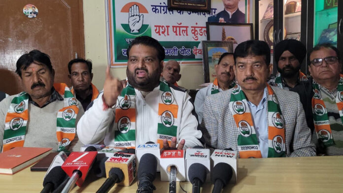 JKPCC Kissan Deptt chairman Bharat Priye addressing a press confernce at Samba.