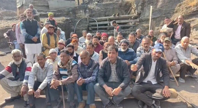 Local retired coal mine employees staging protest at Kalakote on Tuesday. —Excelsior/Imran