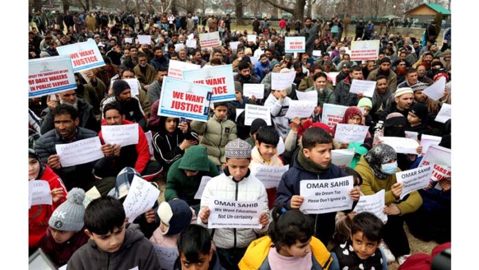Daily wagers during a protest in Srinagar on Thursday. -Excelsior/Shakeel