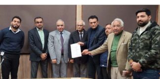 Members of HRA submitting a memorandum to High Level Committee on Ropeway Project at Katra on Thursday.