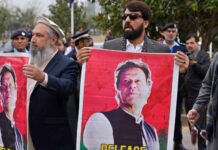 Imran Khan’s party lawmakers sit in protest outside Pak SC Imran Khan's party lawmakers sit in protest outside Pak SC