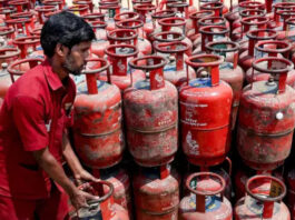 Govt bars piped cooking gas users from holding  LPG connections, PNG rollout to be fast-tracked