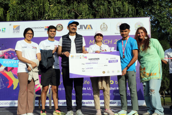 Dignitaries presenting winner’s cheque to a runner at prize distribution ceremony.