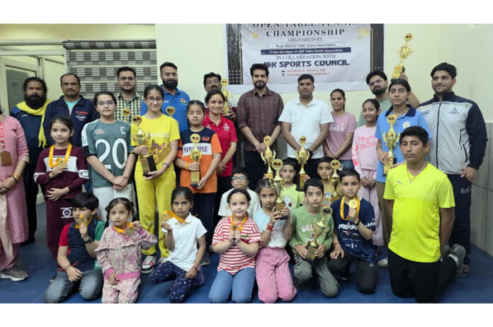 Young Table Tennis players posing along with dignitaries during prize distribution ceremony.