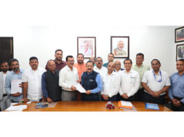 A high-delegation of employees, including representatives of the Government Employees National Confederation and Central Secretariat Group-C Employees' Association, calling on Union Minister Dr Jitendra Singh at New Delhi on Sunday.