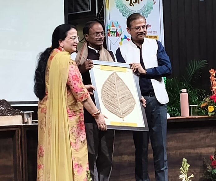 Director CDOE presenting memento to chief guest during valedictory of Intl conference on Wednesday.