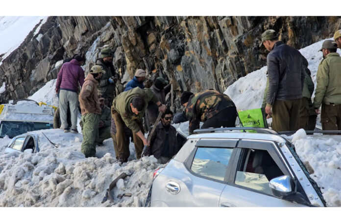 Rescue operation on near Zojila on Friday. — Excelsior/Firdous Rescue operation on near Zojila on Friday. — Excelsior/Firdous