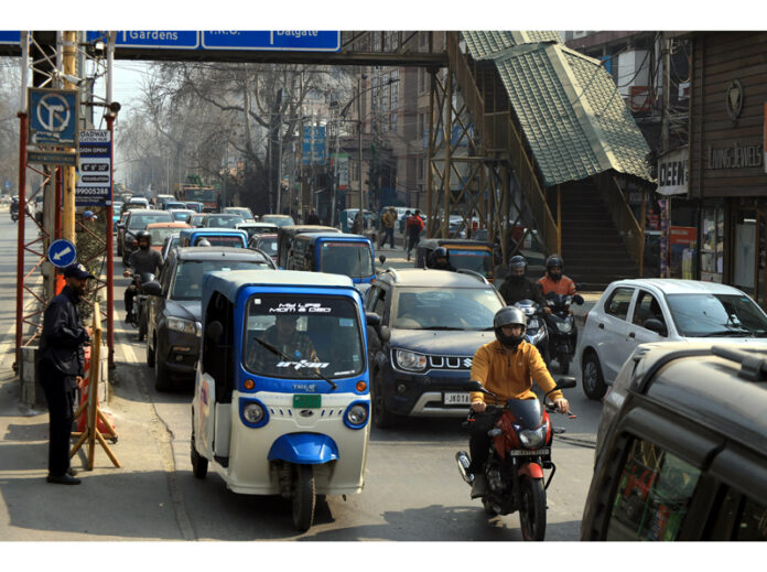 Situation returns to normal in Srinagar on Tuesday. -Exclesior Shakeel