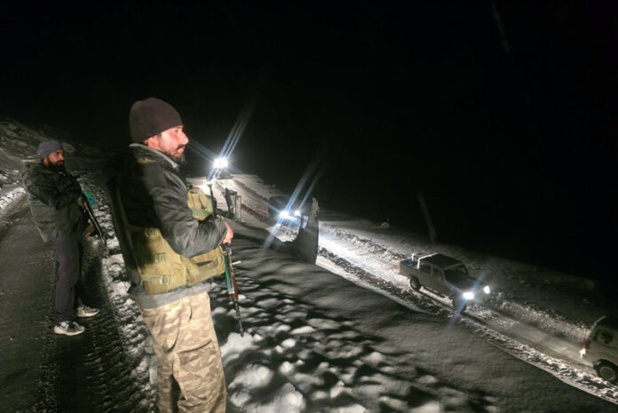 Army rescues stranded passengers at Sinthan Top on Sunday night. Army rescues stranded passengers at Sinthan Top on Sunday night.