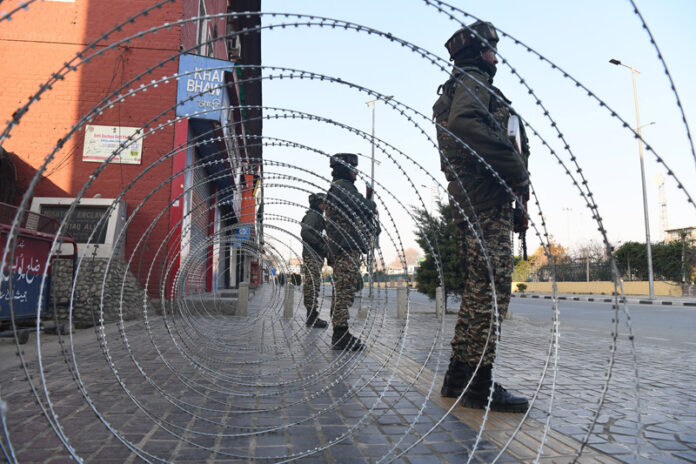 Restrictions continue in Lal Chowk, Srinagar on Tuesday. —Excelsior/Shakeel