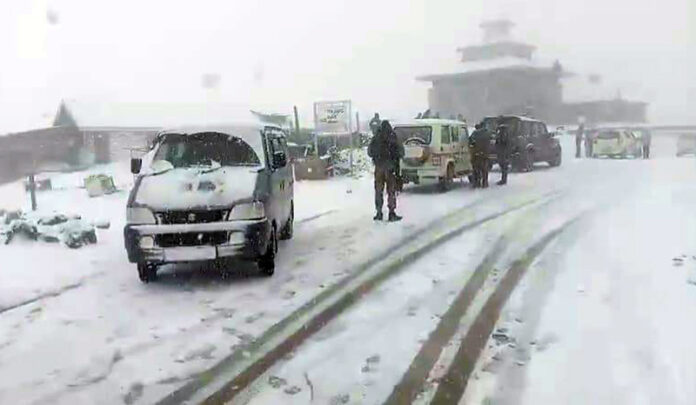 Vehicles trapped in snow at Peer Ki Gali on Mughal road on Sunday. —Excelsior/Imran