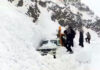 Passengers being rescued from a trapped vehicle under avalanche near Pir Ki Gali on Mughal Road in Poonch. Another pic on Page 4. —Excelsior/Imran