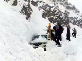 Passengers being rescued from a trapped vehicle under avalanche near Pir Ki Gali on Mughal Road in Poonch. Another pic on Page 4. —Excelsior/Imran