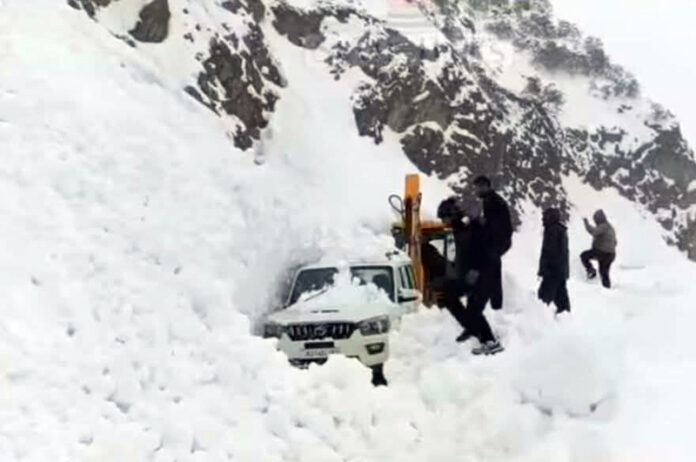Passengers being rescued from a trapped vehicle under avalanche near Pir Ki Gali on Mughal Road in Poonch. Another pic on Page 4. —Excelsior/Imran