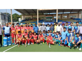 Hockey players posing along with dignitaries.