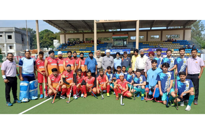Hockey players posing along with dignitaries.