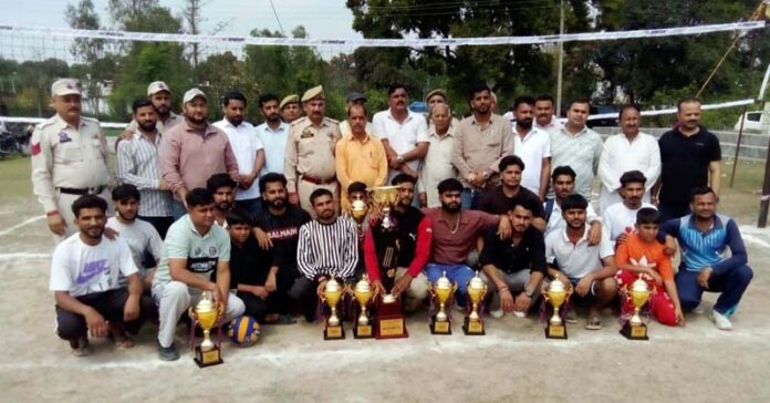 Winning team of Volleyball tournament posing with police officers.