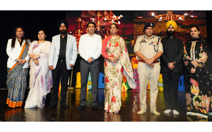 Dignitaries posing for a group photograph.