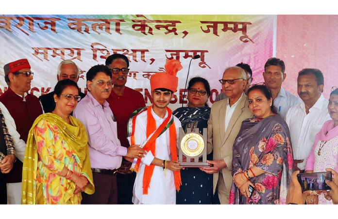 Dignitaries presenting trophy to a participant during a programme. Dignitaries presenting trophy to a participant during a programme.