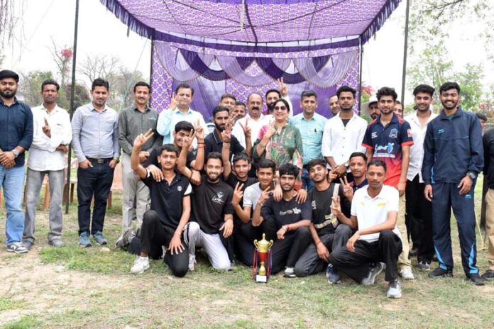 Winning team posing along with dignitaries.