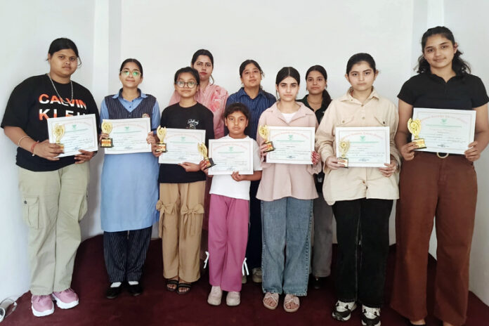 Participants posing along with certificates. Participants posing along with certificates.