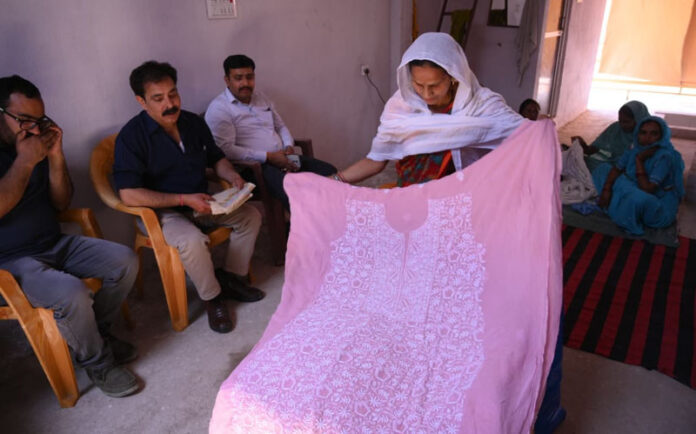 A media delegation from Jammu interacting with women artisans engaged in Chikankari, Lucknow.