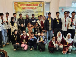Carrom players posing along with dignitaries.