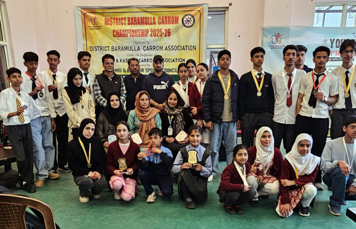 Carrom players posing along with dignitaries. Carrom players posing along with dignitaries.
