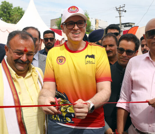Chief Minister Omar Abdullah unveiling Jammu Marathon Expo on Thursday. —Excelsior/Rakesh