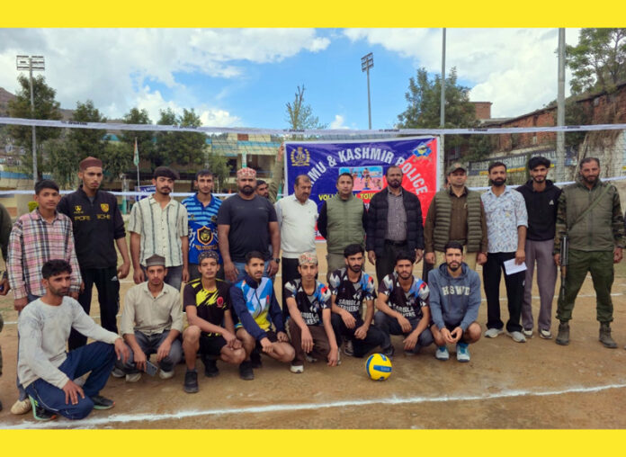 Dignitaries posing along with Volleyball players.