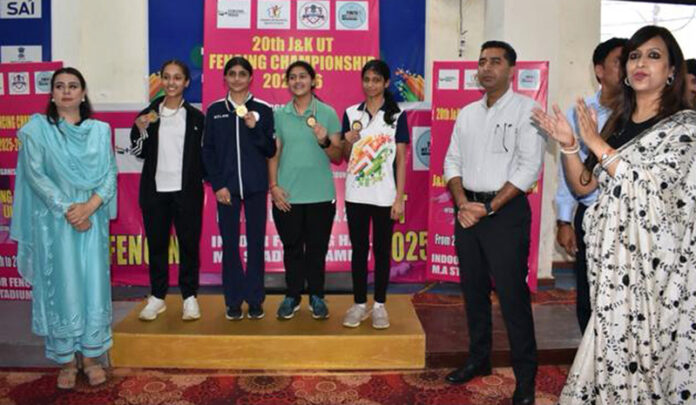 Fencers posing alongwith dignitaries during medal distribution ceremony. Fencers posing alongwith dignitaries during medal distribution ceremony.