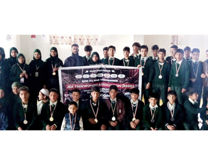 Taekwondo players posing along with dignitaries.