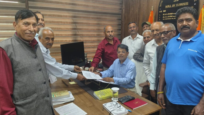 The members of OBC Body submitting the charter of demands to CEO in Jammu.