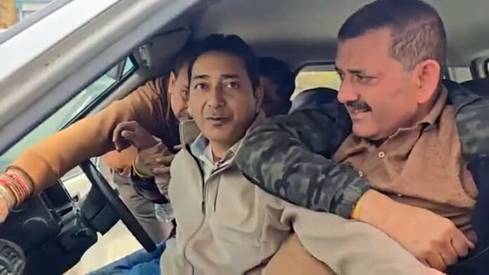 PDD Meter Reader Arif Iqbal being caught red-handed by ACB men at Rajouri.