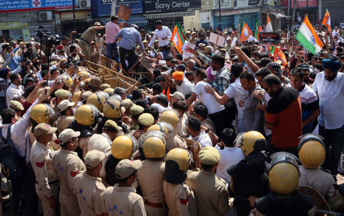 BJP protest march towards Civil Secretariat being stopped by police near Shalamar Chowk on Friday. -Excelsior/Rakesh BJP protest march towards Civil Secretariat being stopped by police near Shalamar Chowk on Friday. -Excelsior/Rakesh