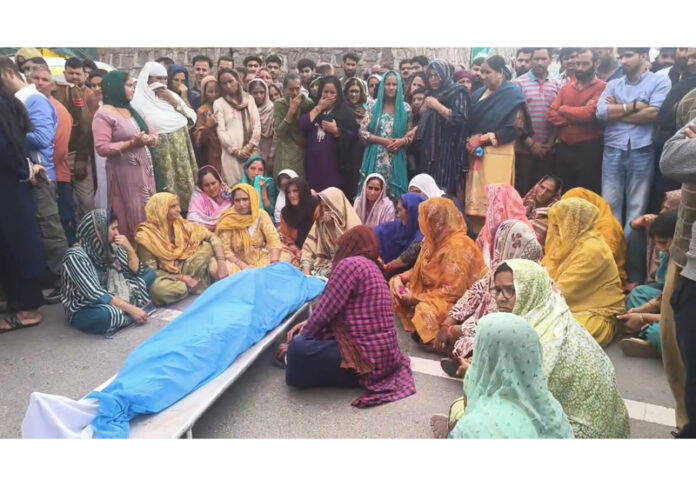 Family members & people protested while keeping dead body of youth on road at Rajouri on Monday. — Excelsior/Imran