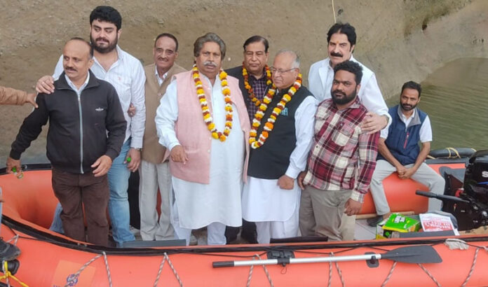 Cong leaders providing boat to locals of village Katal Batal in Nagrota.