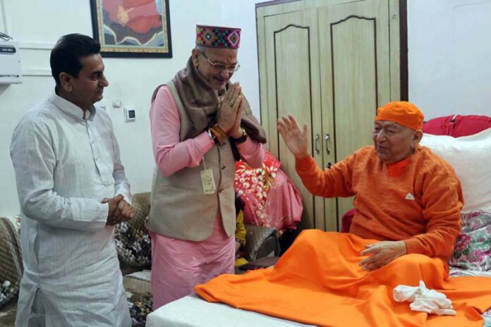 Governor Kavinder Gupta meeting Swami Ram Swaroop Yogacharya at Kangra on Friday.