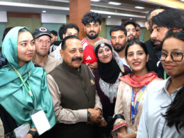 Union Minister Dr Jitendra Singh interacting with a group of youth from J&K during ‘Vatan Ko Jaano’, organised by "MY Bharat", at New Delhi on Saturday.