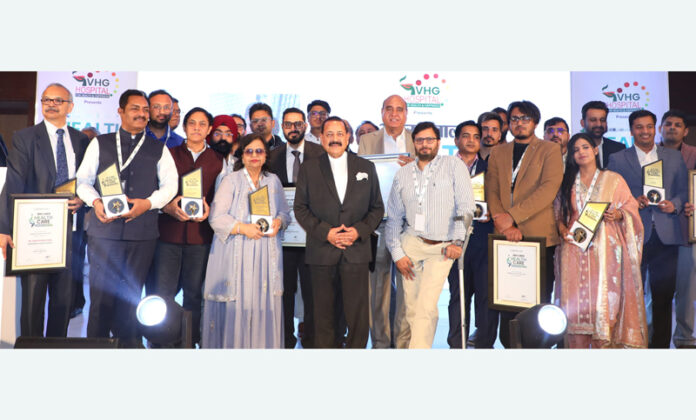 Union Minister Dr Jitendra Singh posing for photograph with recipient doctors of national healthcare awards at a conclave at New Delhi.