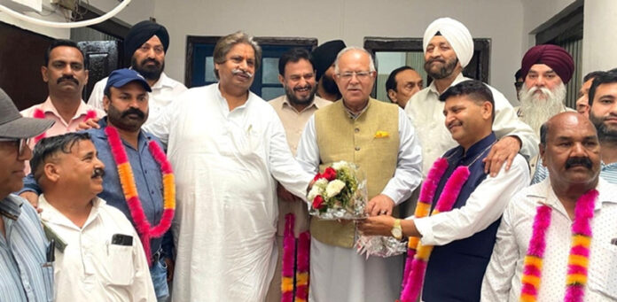 New entrants being welcomed in Cong fold by JKPCC chief TH Karra and working president, Raman Bhalla in Jammu.